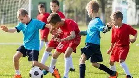 郑爽现场遭询及弃养事态，沉默以对，随行助理遮挡镜头