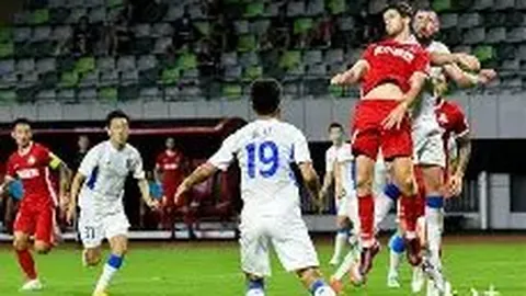 陈奕迅深情献唱《陪你度过漫长岁月》再现忘词瞬间