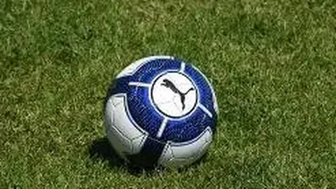 影帝刘德华怀抱遗像送别亡父，容祖儿谢霆锋献花牌致哀